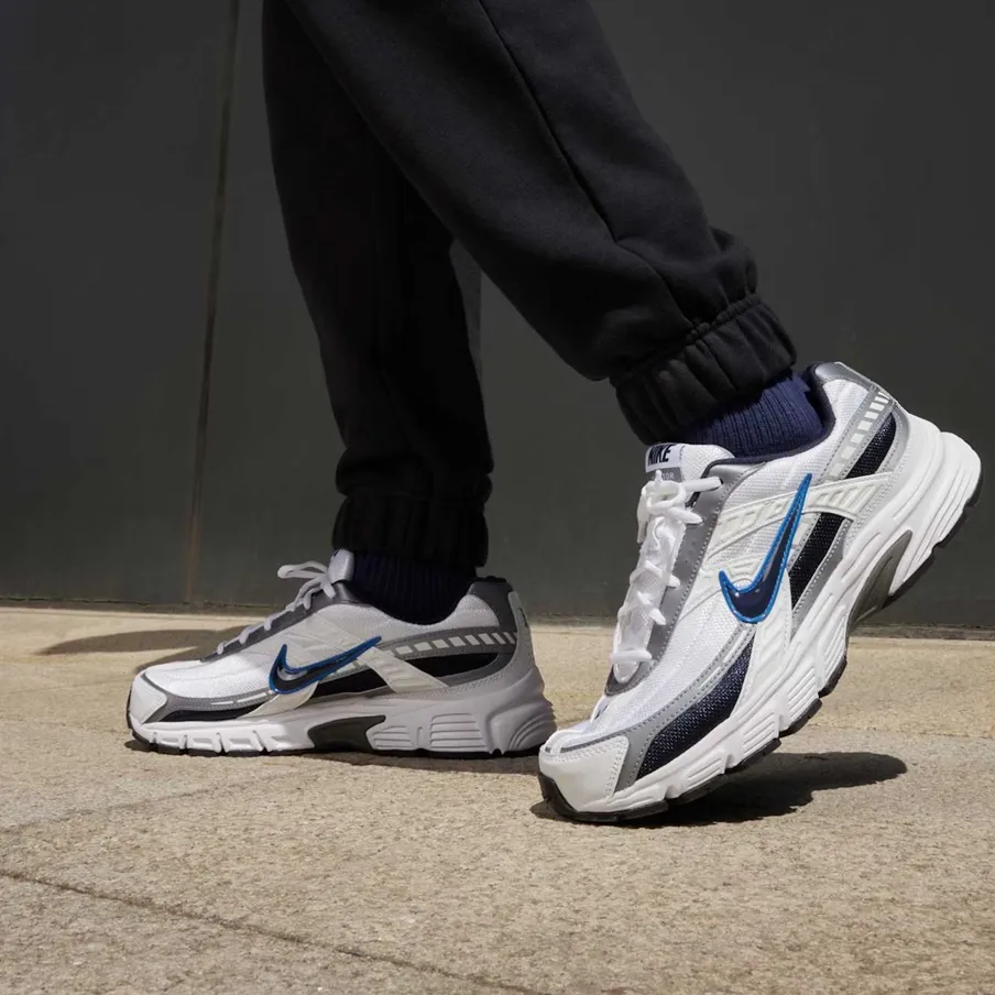 Tênis Nike Initiator Masculino Branco vista frontal com detalhes em cinza e azul